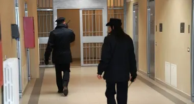 Carcere: il doppio dei detenuti con metà agenti