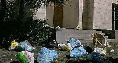 Abbandona i rifiuti: multa di 600 euro