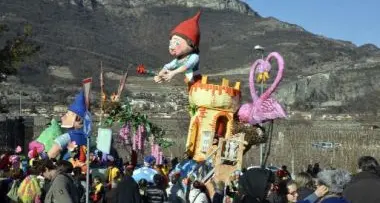 Volano, una folla per i carri