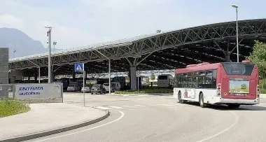 Trento: fare il pieno di metano agli autobus pubblici costa 200 mila euro di viaggi \"extra\"
