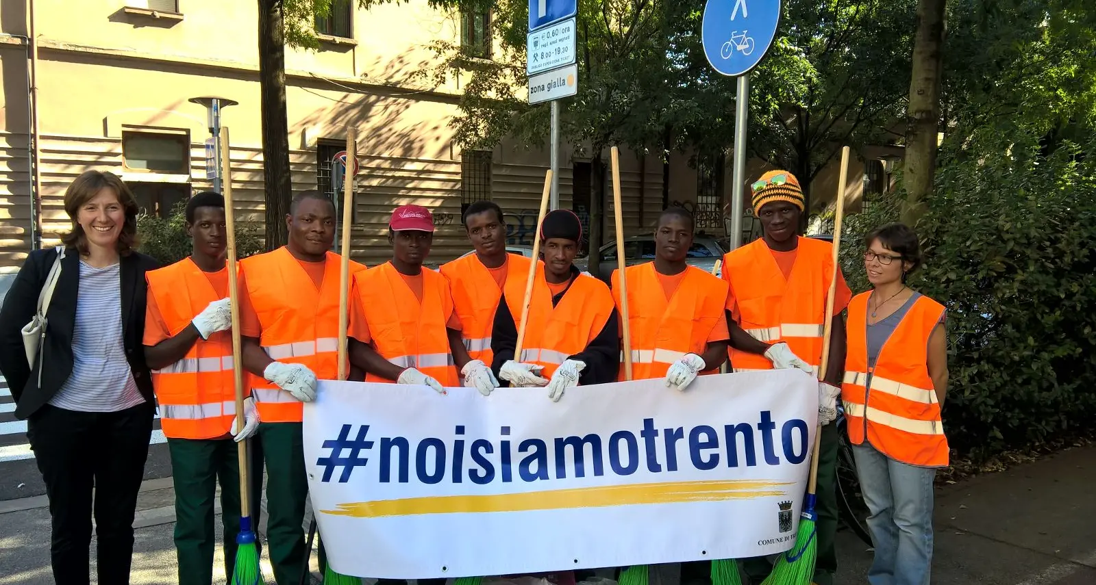 Profughi in azione per la pulizia della città
