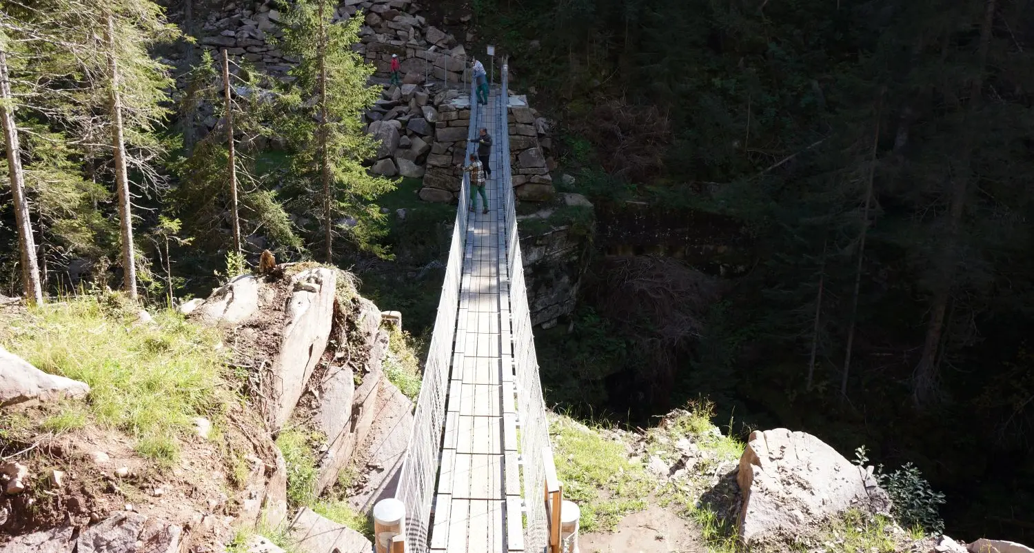 Val di Fiemme, ecco il ponte “tibetano” a picco sul torrente Travignolo
