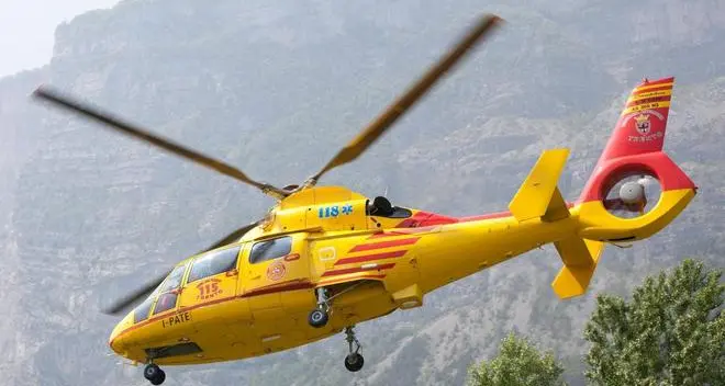 Dro, base jumper resta impigliato nelle rocce: salvato