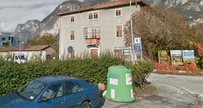 Fuoco all’ex albergo, è emergenza senzatetto