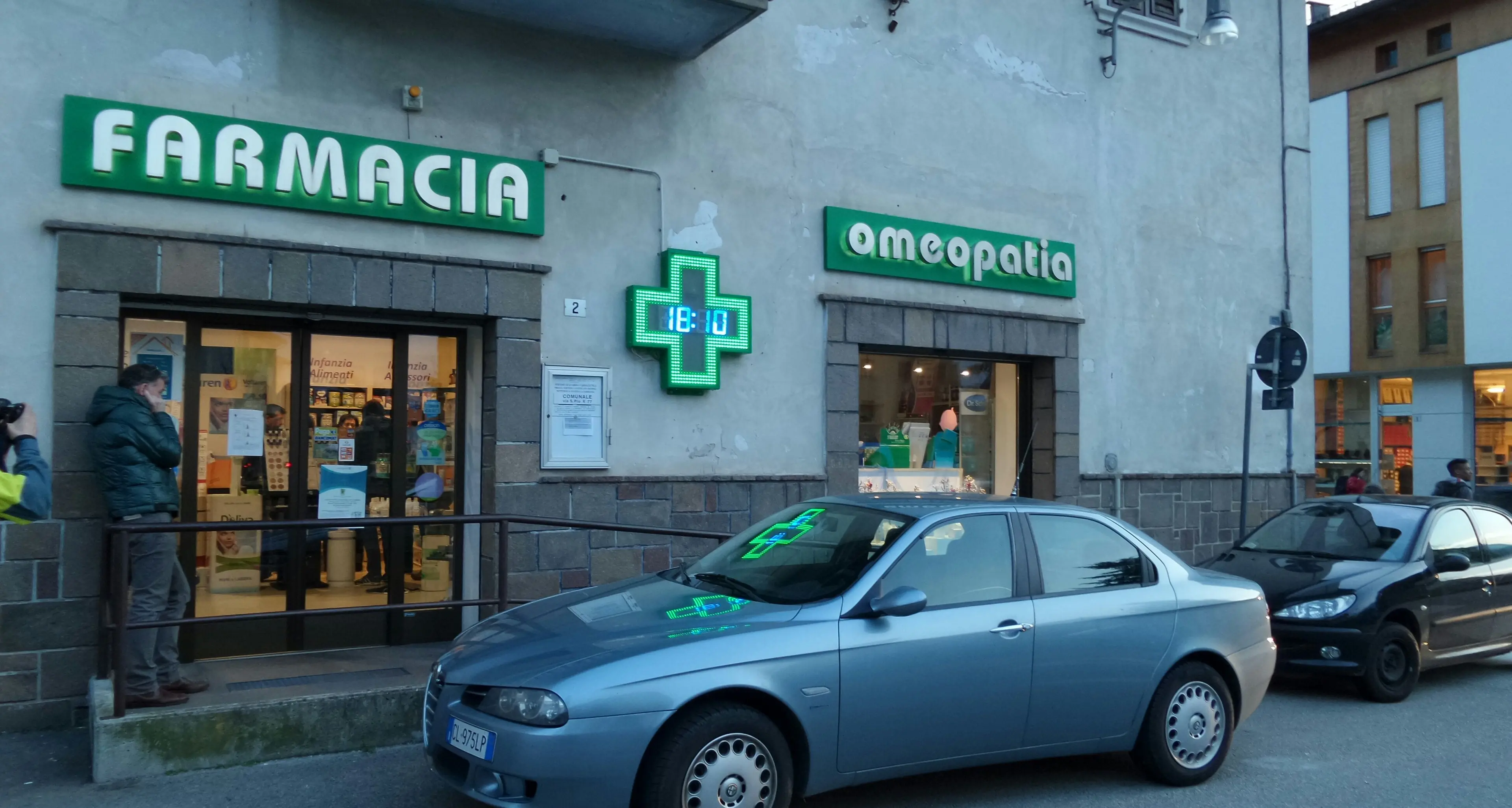 Tenta rapina in farmacia, la titolare gli tira un mobiletto