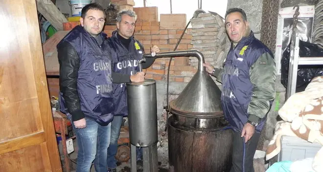 Grappa, scoperta distilleria abusiva in Vallarsa