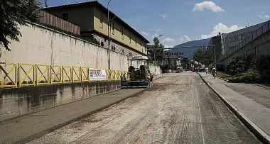 Via Manzoni, posato il bioasfalto