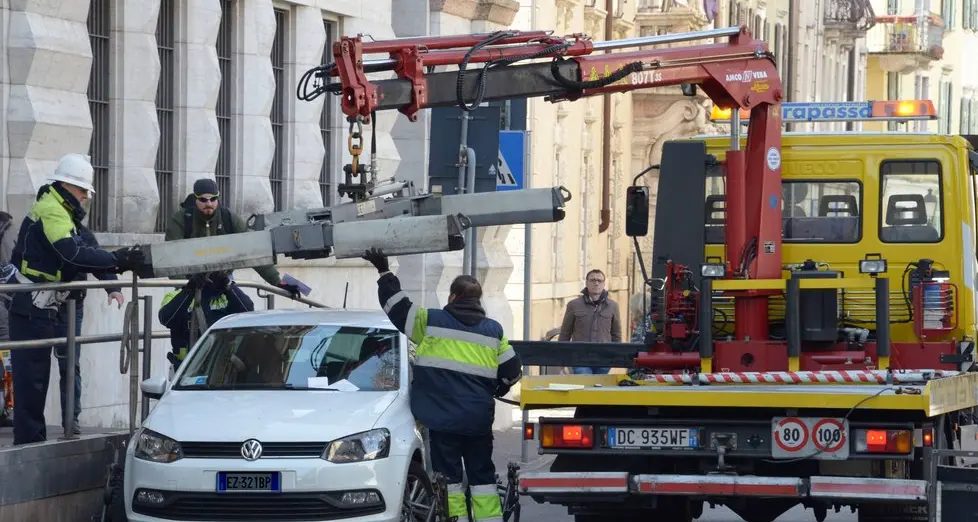 Ci sono le mascherine: divieti e auto rimosse