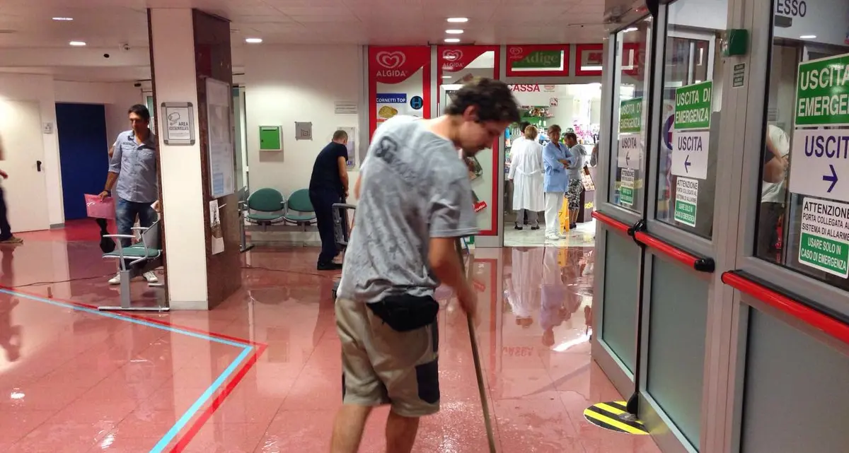 Allagato atrio dell'ospedale Santa Chiara