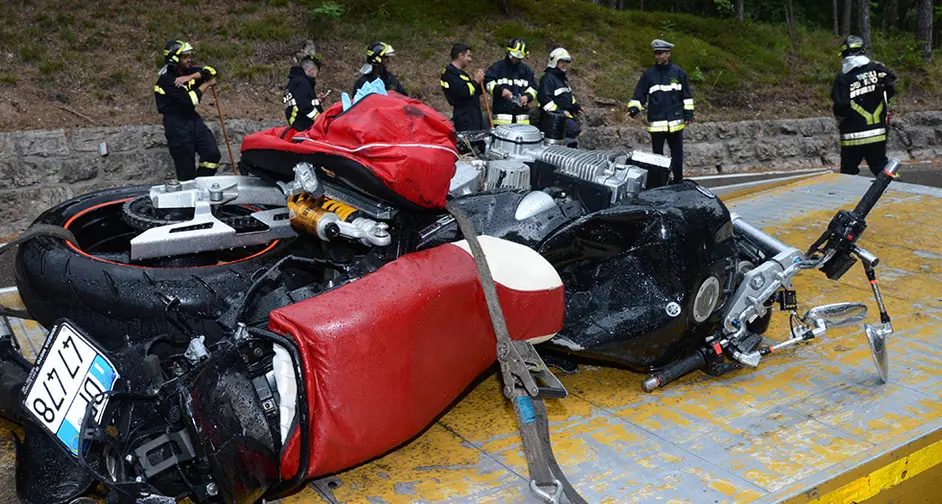 Centauro muore schiacciato sotto l’auto