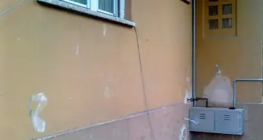 Rovereto, il telefono a penzoloni / SEGNALA