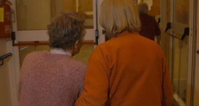 Anziani, c’è l’assegno per curarsi a casa