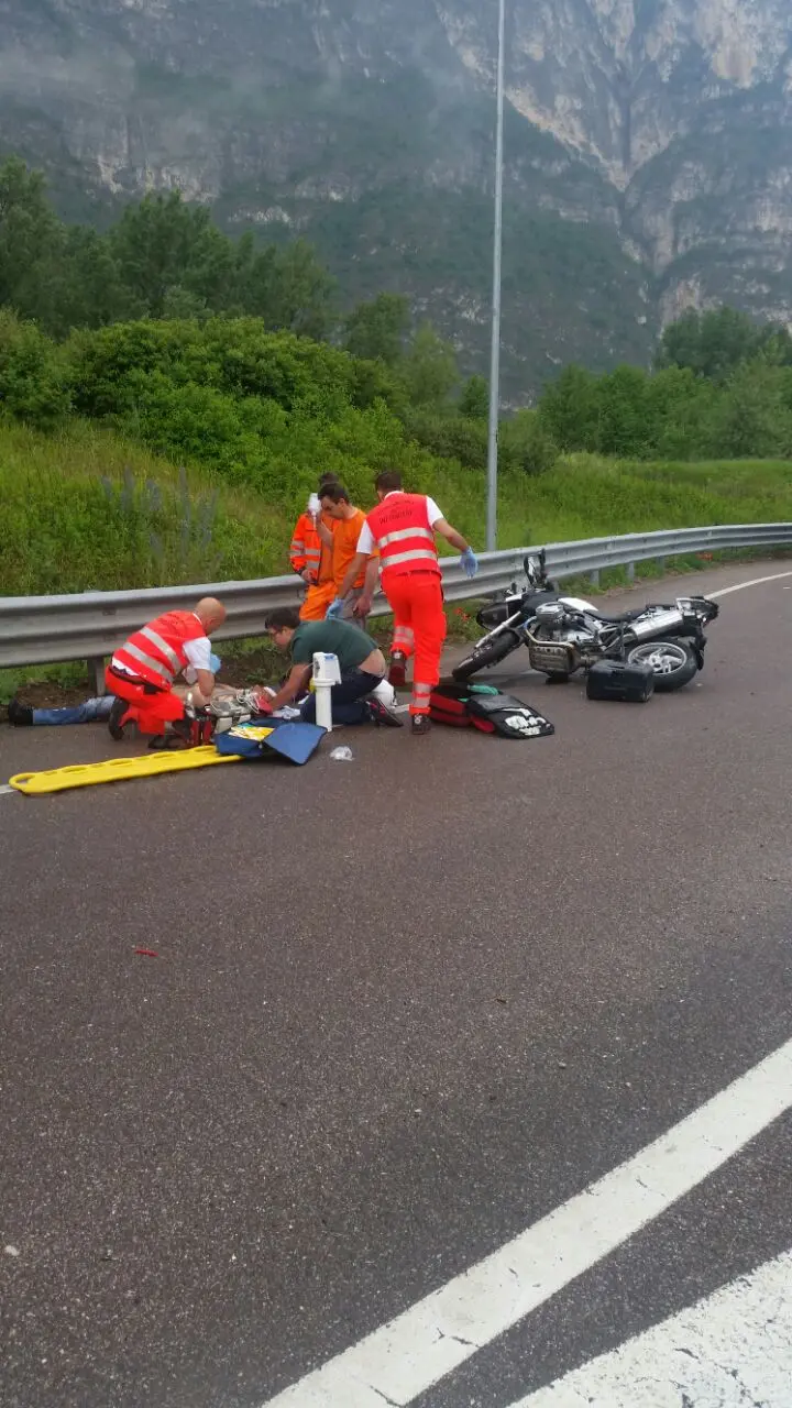 Incidente in tangenziale, ferito un motociclista