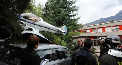 Trento, ultraleggero precipita tra le case: illeso il pilota