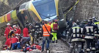DISASTRO FERROVIARIO IN VAL VENOSTANove morti sul treno dei pendolariOtto indagati per la frana killer