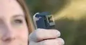 Maltrattata dal marito usa lo spray urticante