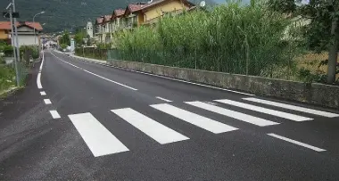 Le strisce pedonali finiscono sul muro