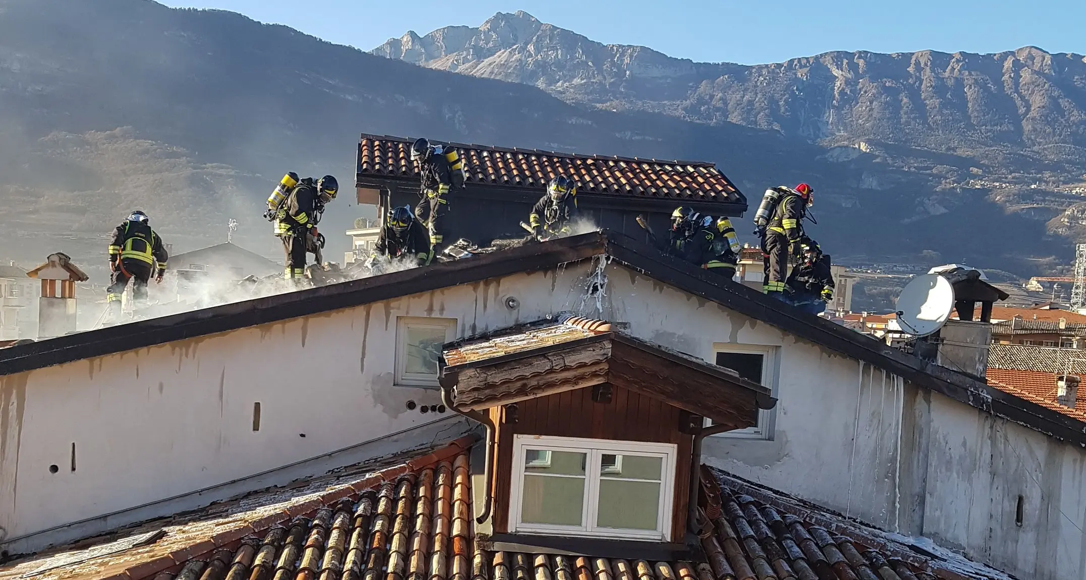 Mattinata di fuoco, tre incendi in poche ore