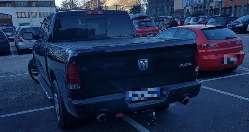 Parcheggia il Suv da vero maleducato