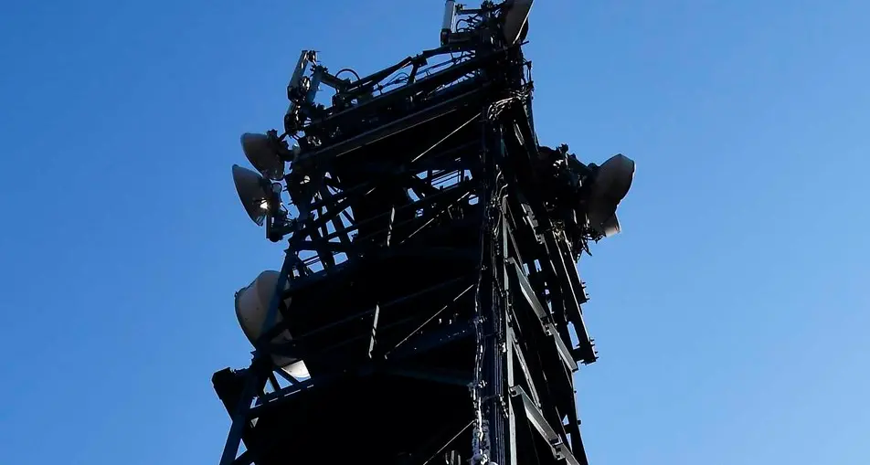 Attentato incendiario al traliccio telefonico del Mossano