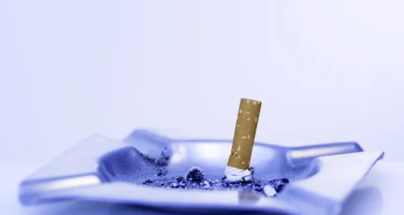 Fuma davanti alla figlia incinta: multato