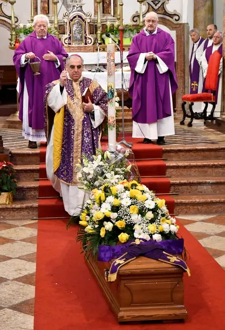 Addio a don Carmelo Francesconi, il prete radioamatore amico dei missionari