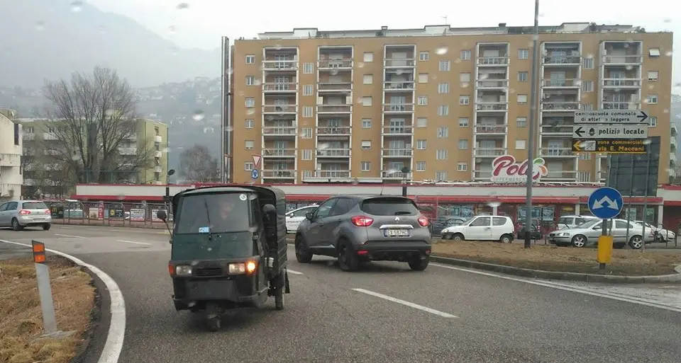 Ape in contromano alla rotatoria di via Maccani