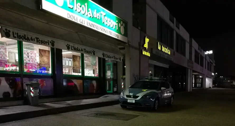Rapina con la siringa a «L’isola dei tesori»