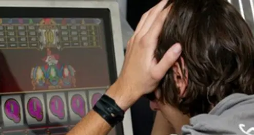Gioco d’azzardo, allarme minorenni per le scommesse dallo smartphone
