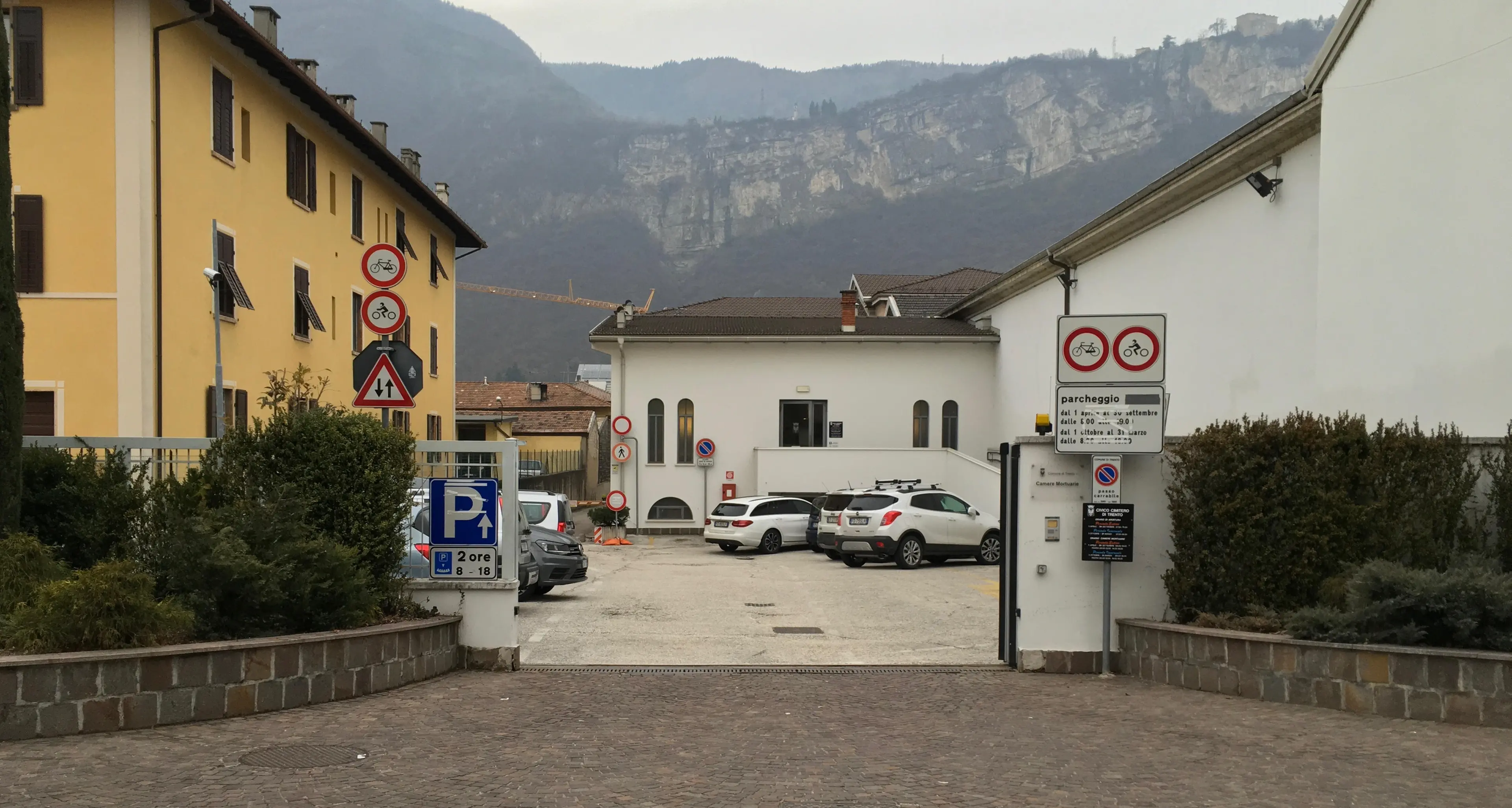 Trento, stop alle auto al cimitero
