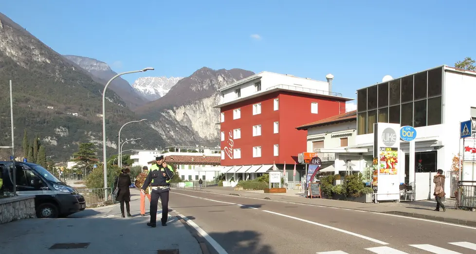 Viale Rovereto, pedone travolto sulle strisce