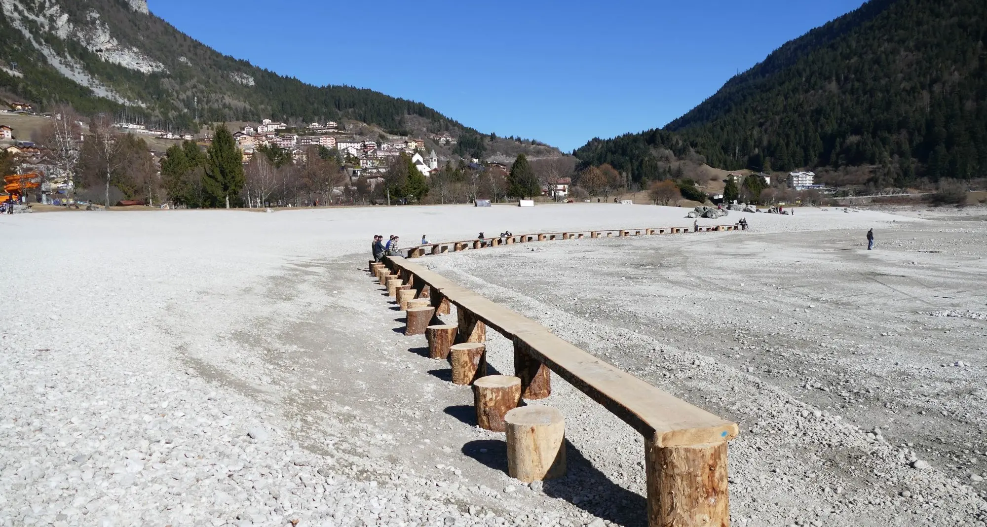 Un tavolo lungo 100 metri sul fondale del lago di Molveno