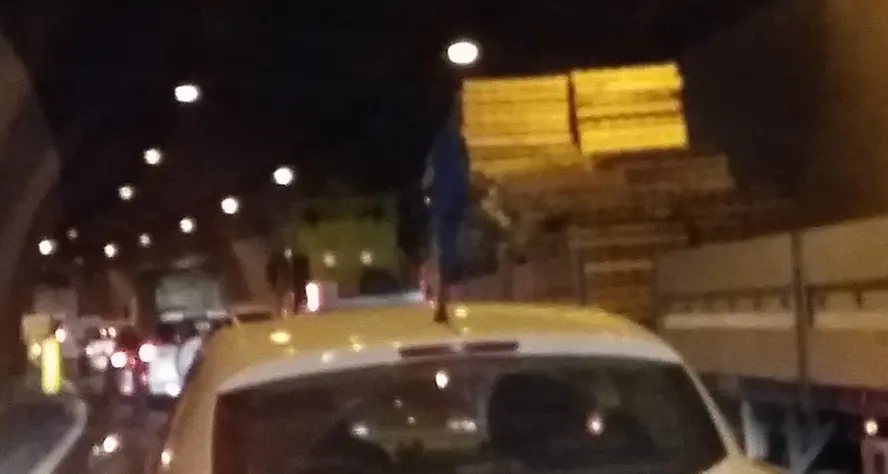 C’è il rosso in galleria, auto ferme