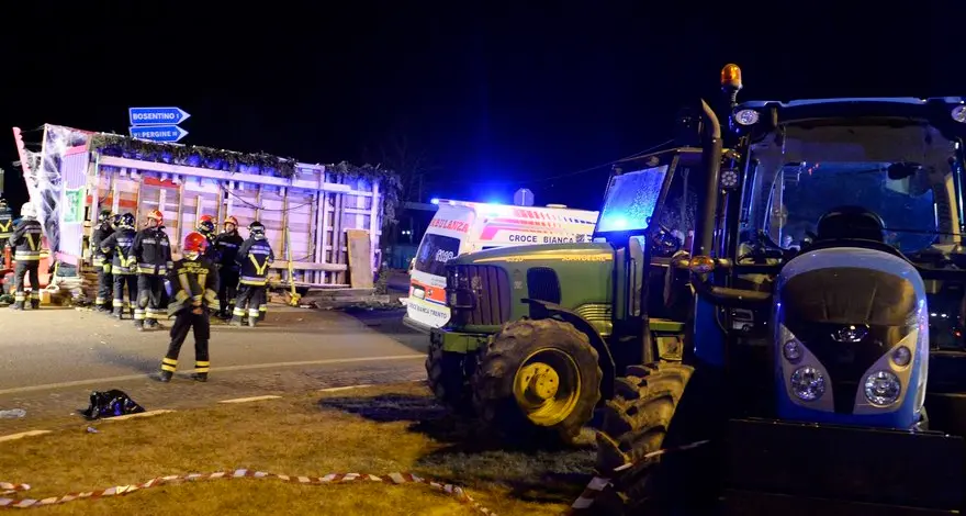 I ragazzi sul carro di Carnevale: «Stavamo ballando, poi il volo»