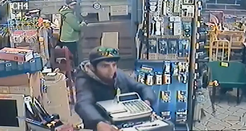 Si trovano faccia a faccia con i ladri