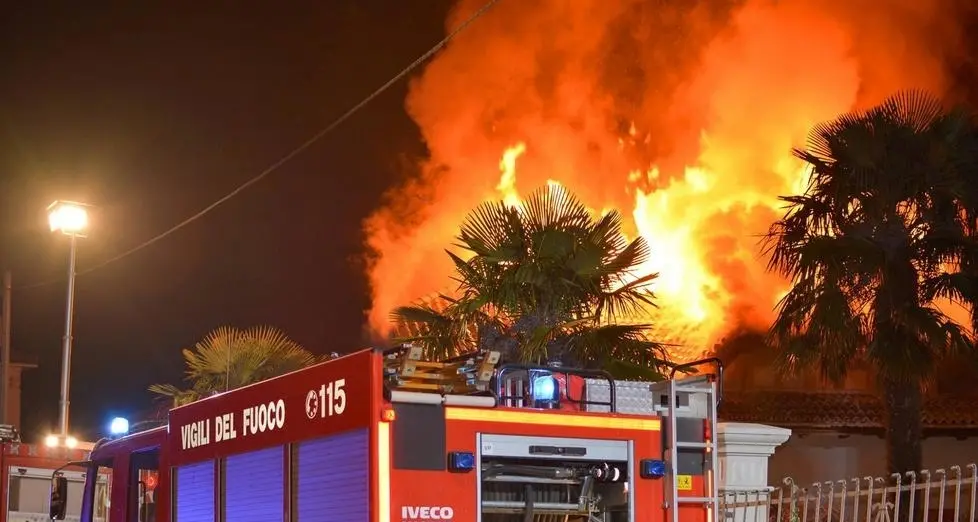 I carabinieri indagano per scoprire l'autore di una serie di incendi