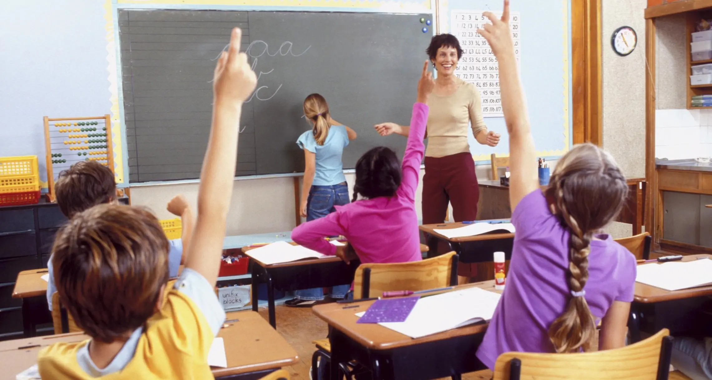 Maestra aggredisce una collega a scuola con le forbici