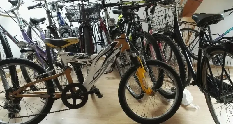 Biciclette e moto da cross rubate in Questura per la restituzione
