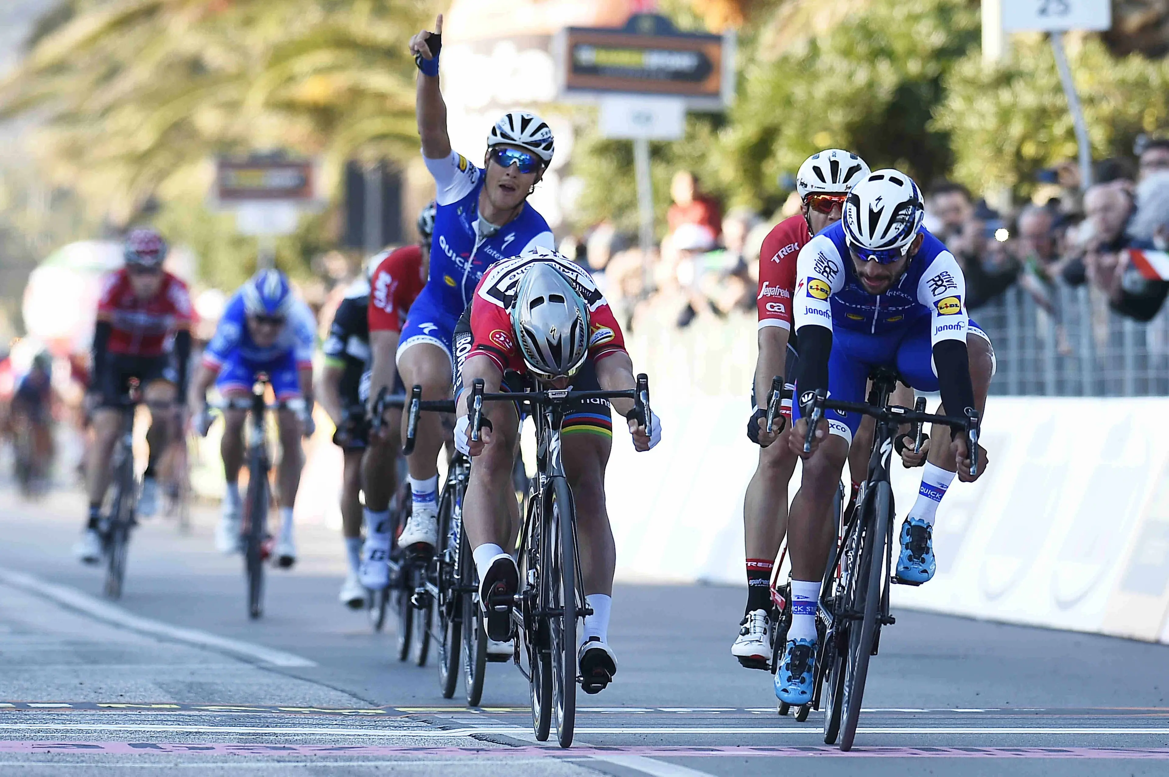 Foto LaPresse/Fabio Ferrari 13/03/2017 Civitanova Marche (Italia) Sport Ciclismo Gara Ciclistica Tirreno Adriatico 2017 - Sesta tappa - Ascoli Piceno - Civitanova Marche km 159. Nella foto: SAGAN Peter(SVK)BORA - HANSGROHE(GER) a sinistra secondo classificato, GAVIRIA RENDON Fernando(COL)QUICK-STEP FLOORS(BEL) a destra vincitore di tappa Photo LaPresse/Fabio Ferrari March 13, 2017 Civitanova Marche (Italy) Sport Cycling Race Tirreno Adriatico 2017 - step 6 - Ascoli Piceno - Civitanova Marche km 159. In the pic: SAGAN Peter(SVK)BORA - HANSGROHE(GER) left second place, GAVIRIA RENDON Fernando(COL)QUICK-STEP FLOORS(BEL) right first place