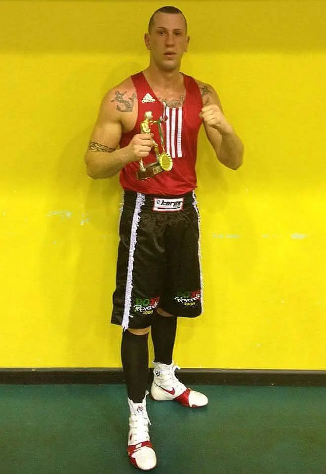 La sua ditta fallisce e lui decide di aprire una palestra di boxe