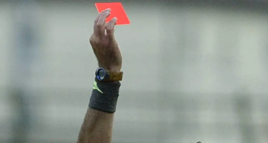Dopo l'espulsione, manda l'arbitro al tappeto