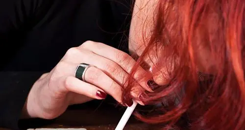 \"Mia figlia ha iniziato a fumare spinelli e a sniffare l'Oki a scuola\"