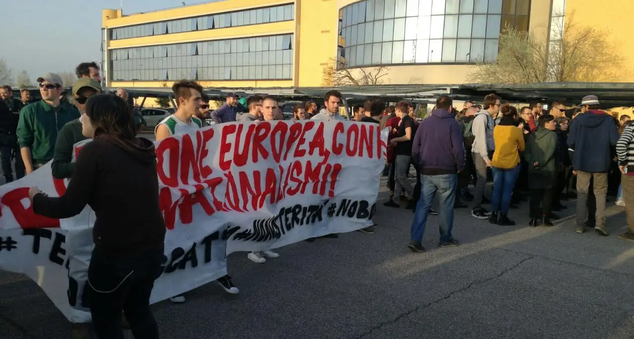 Trentini bloccati alla manifestazione pro Europa: sette ore in questura