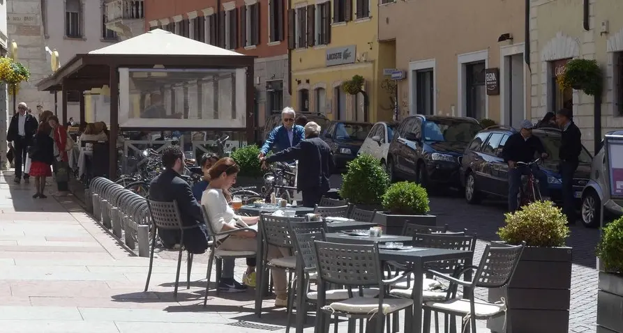 I tavolini fuori dai bar concessi 12 mesi all’anno