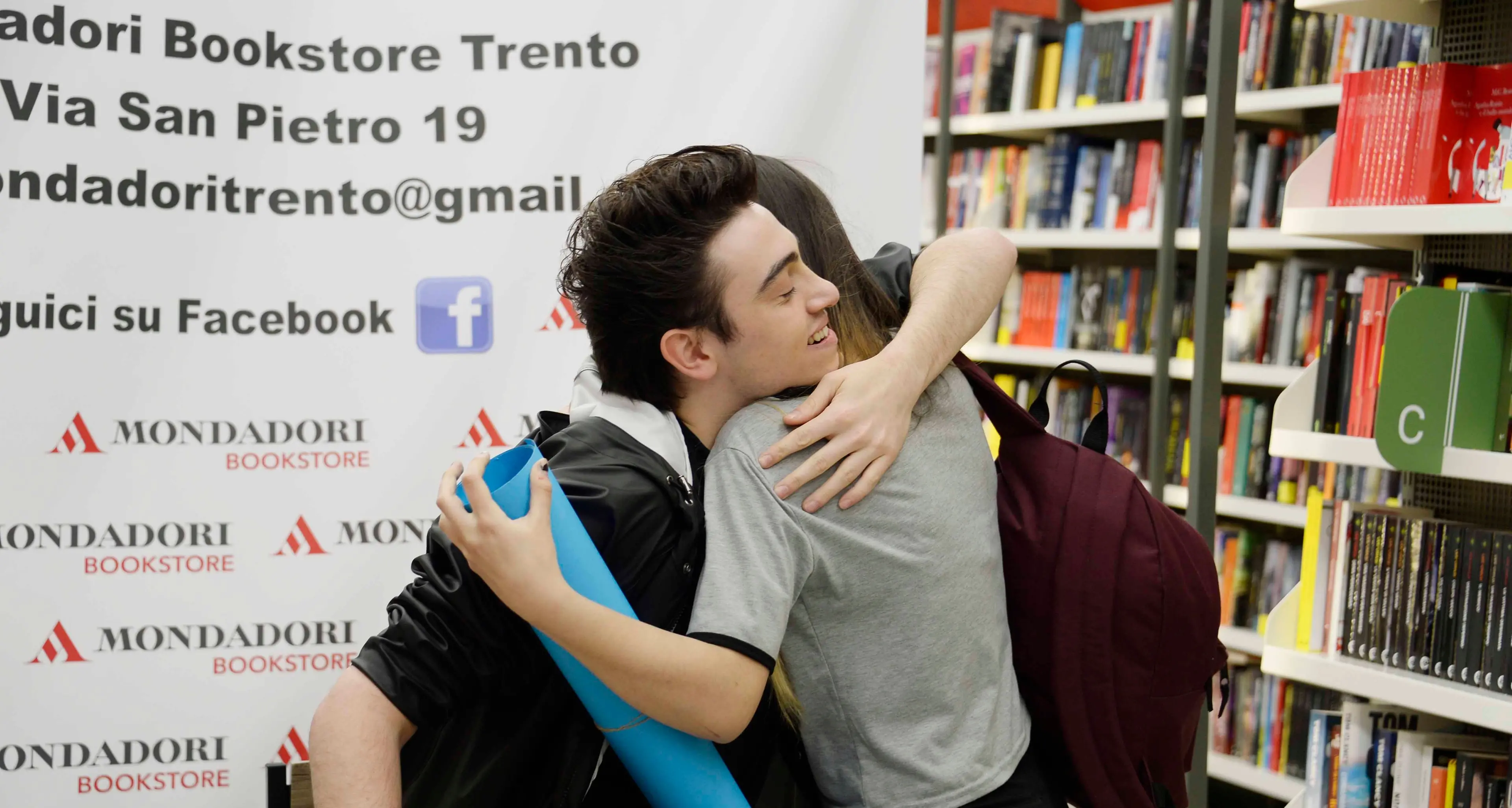 Stregate da Michele Bravi In 250 in fila per un selfie