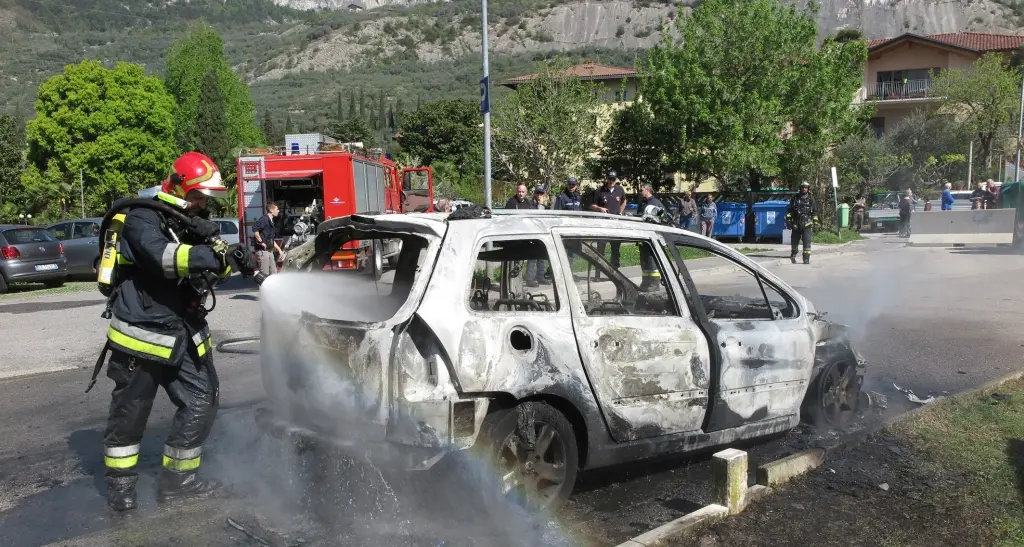 L'auto prende fuoco, guidatore salvo per un pelo