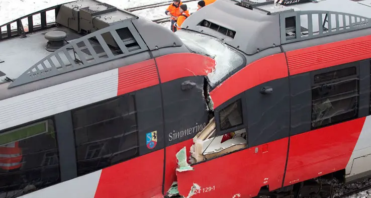 Vienna, scontro frontale fra due treni