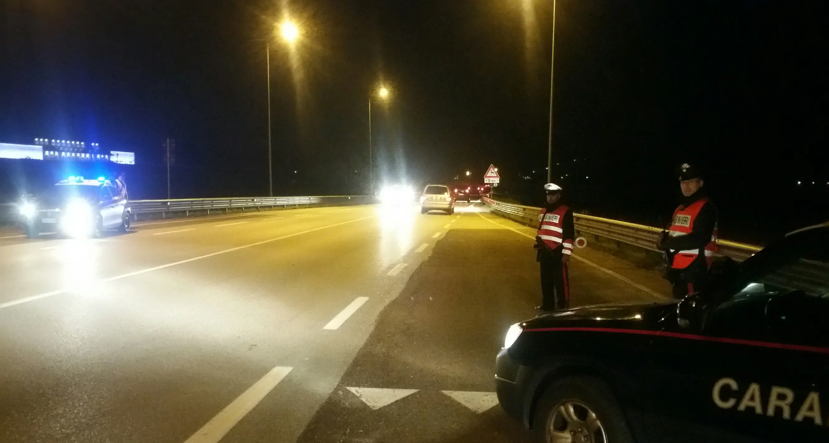 Estranei nel parcheggio del condominio, buca le gomme a dieci auto
