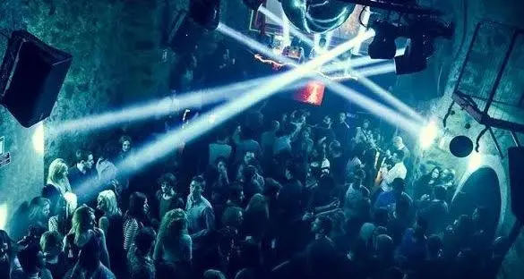 Pestaggio in discoteca, denunciati in tre