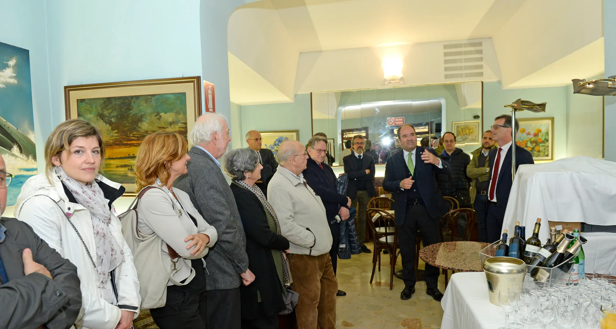 Folla per brindare all’apertura della redazione di Riva